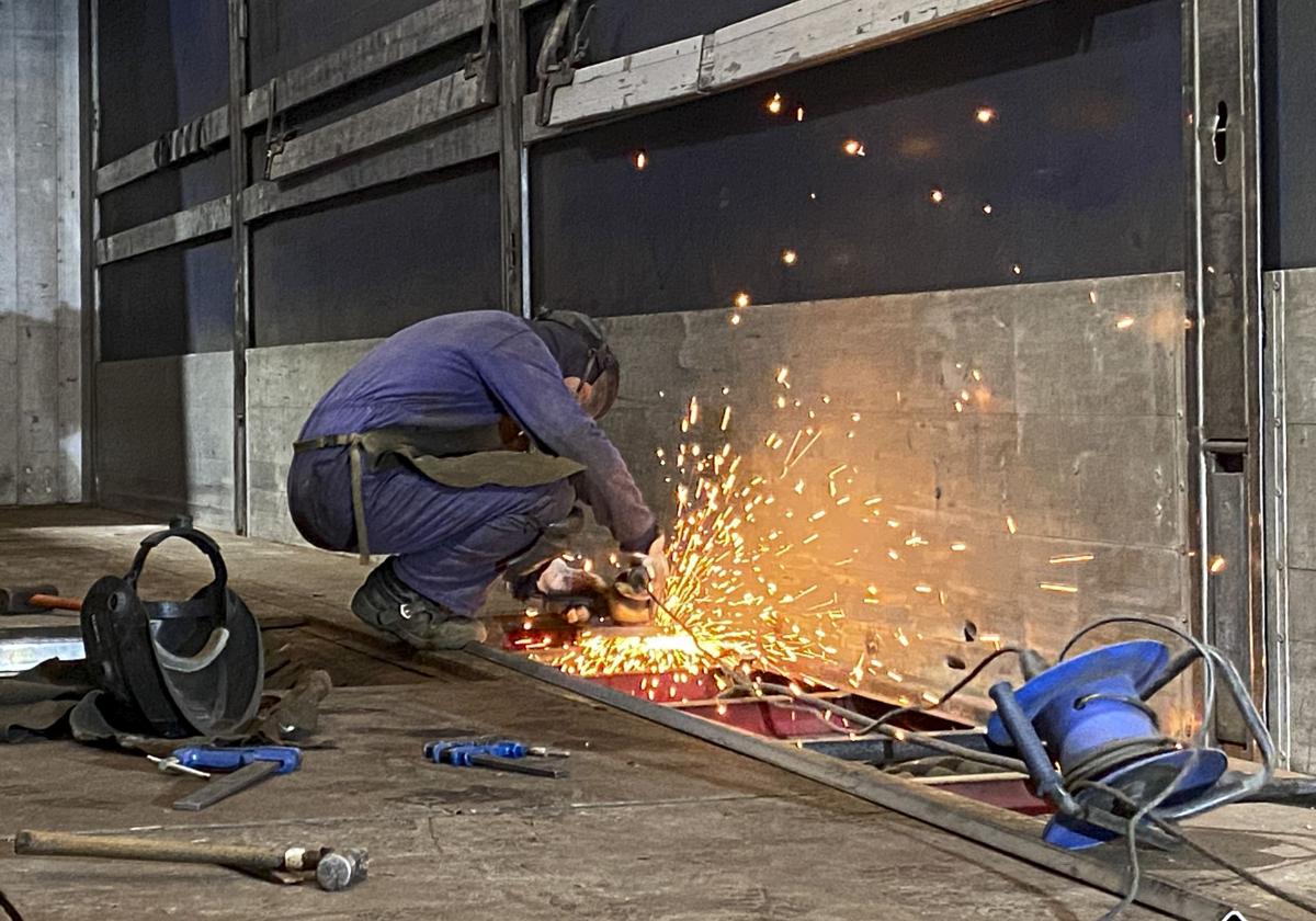 Un trabajador en una industria del metal.