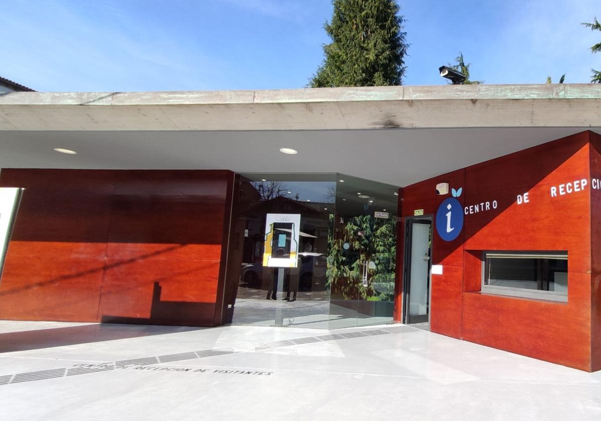 Imagen principal - Centro de visitantes de Colunga, oficina de Nava y un tótem en Villaviciosa.
