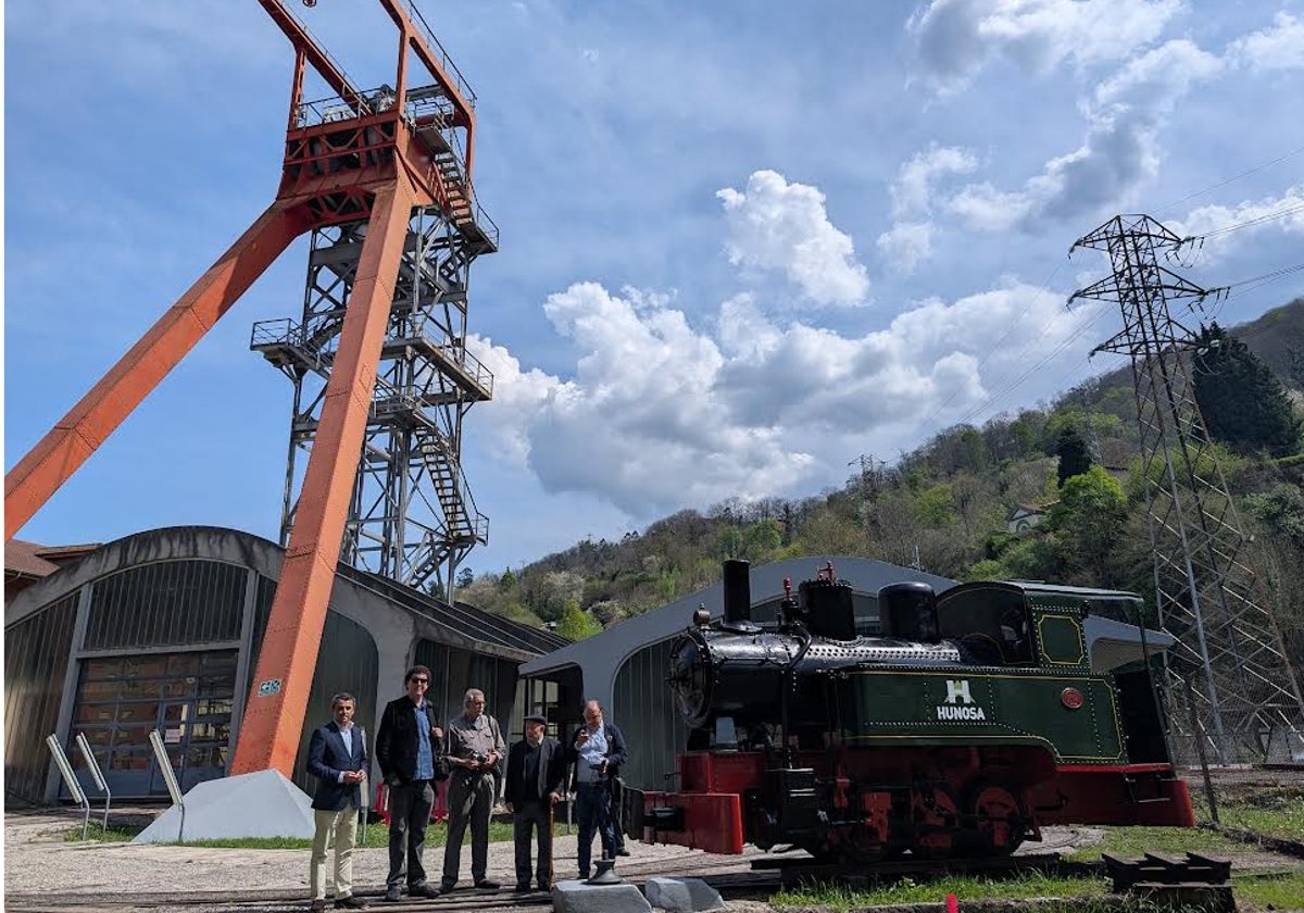 La remodelada locomotora HT14, en la plaza del pozo San José