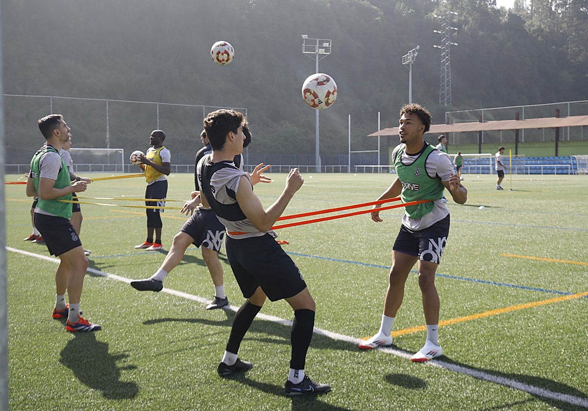 Entrenamiento del Real Avilés esta semana en La Toba.