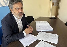 El portavoz del PP de Siero, Juan Luis Berros, en la mañana de este viernes, ante una mesa llena de documentos legales.