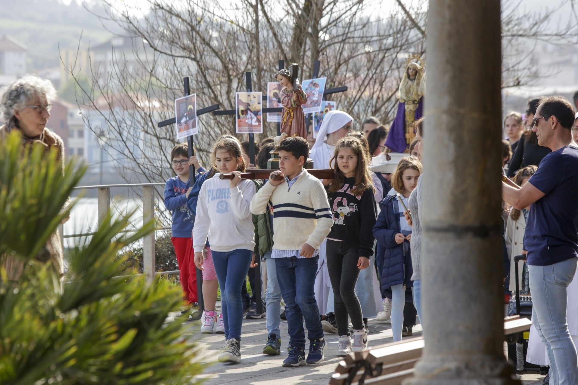 Vía Crucis infantil para abrir la Semana Santa en Luanco