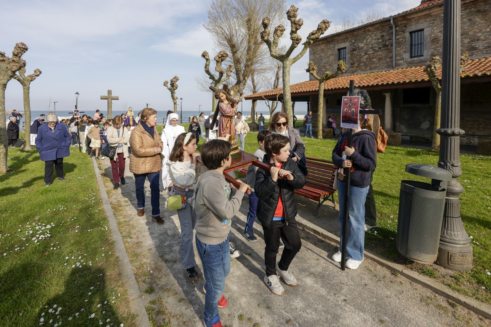 Vía Crucis infantil para abrir la Semana Santa en Luanco