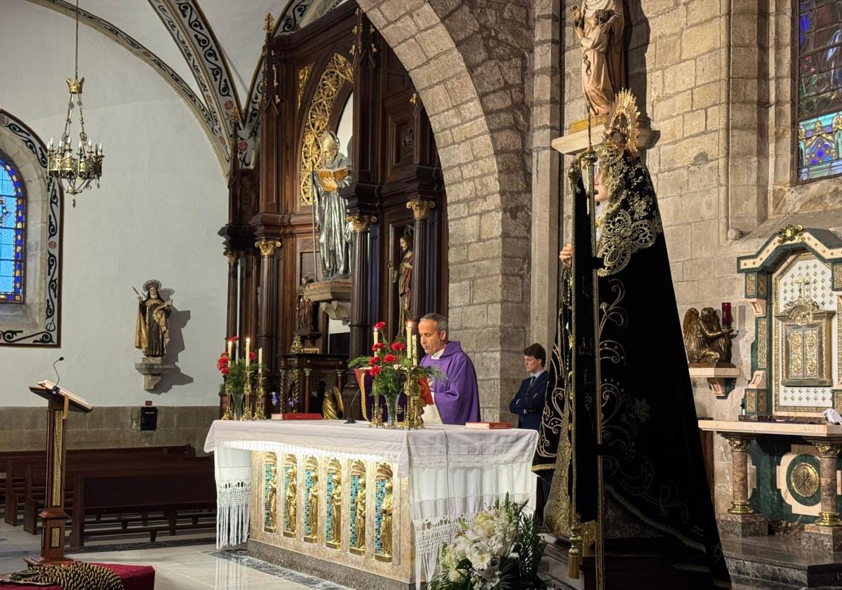 La imagen de la Dolorosa estrenó corona en la misa que se ofició en San Nicolás de Bari.