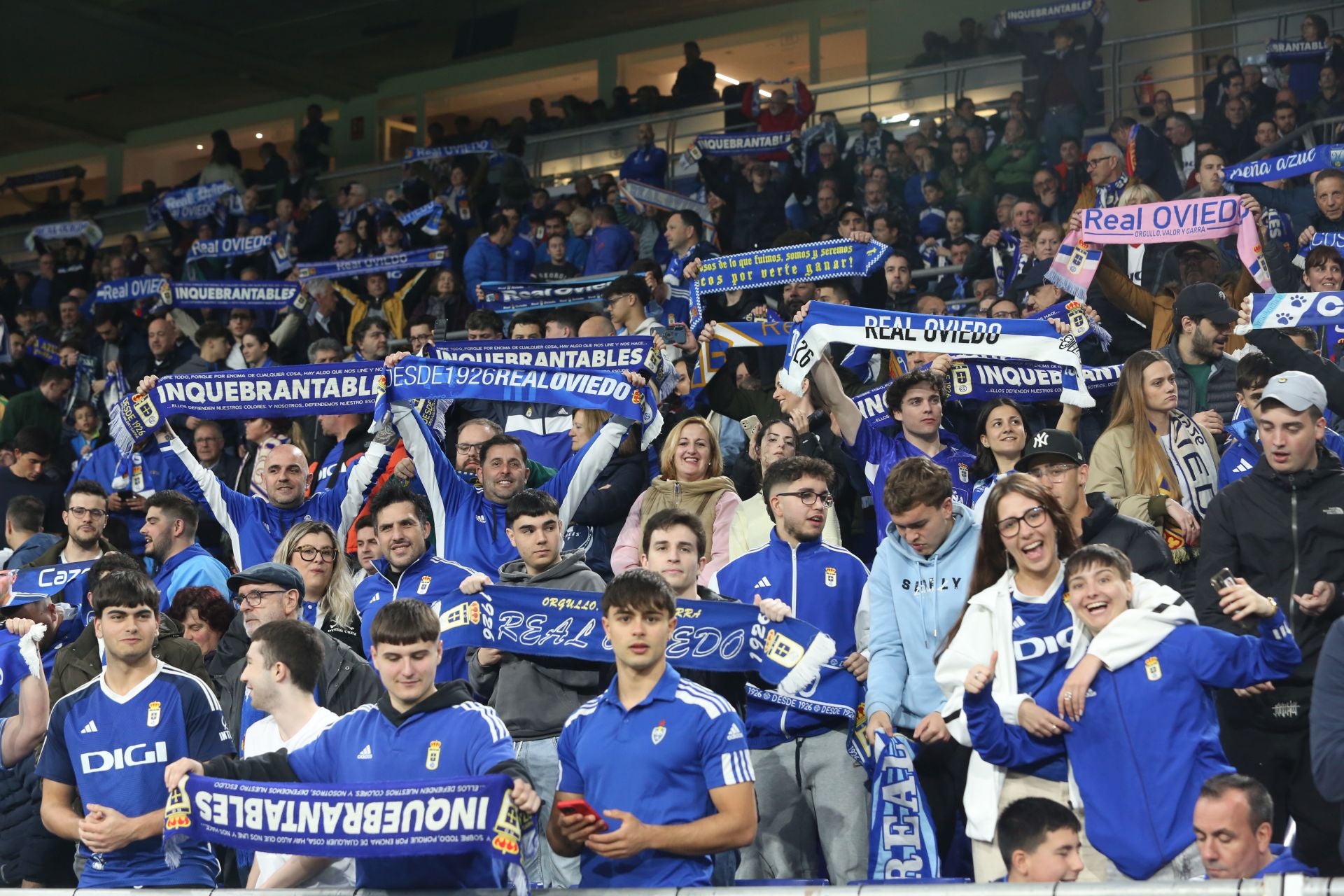 ¿Estuviste en el Real Oviedo-Racing de Ferrol? ¡Búscate en las fotos!