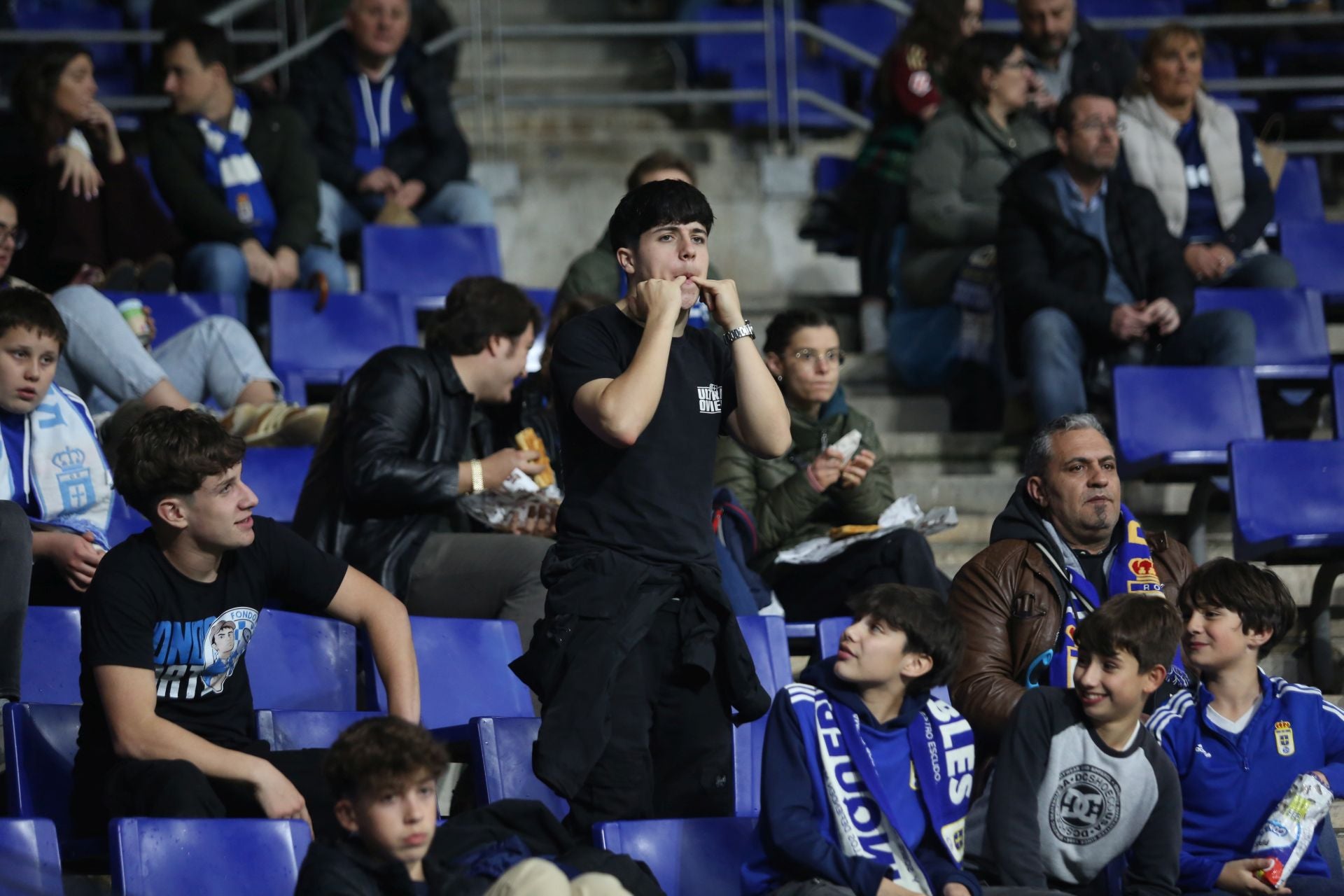 ¿Estuviste en el Real Oviedo-Racing de Ferrol? ¡Búscate en las fotos!