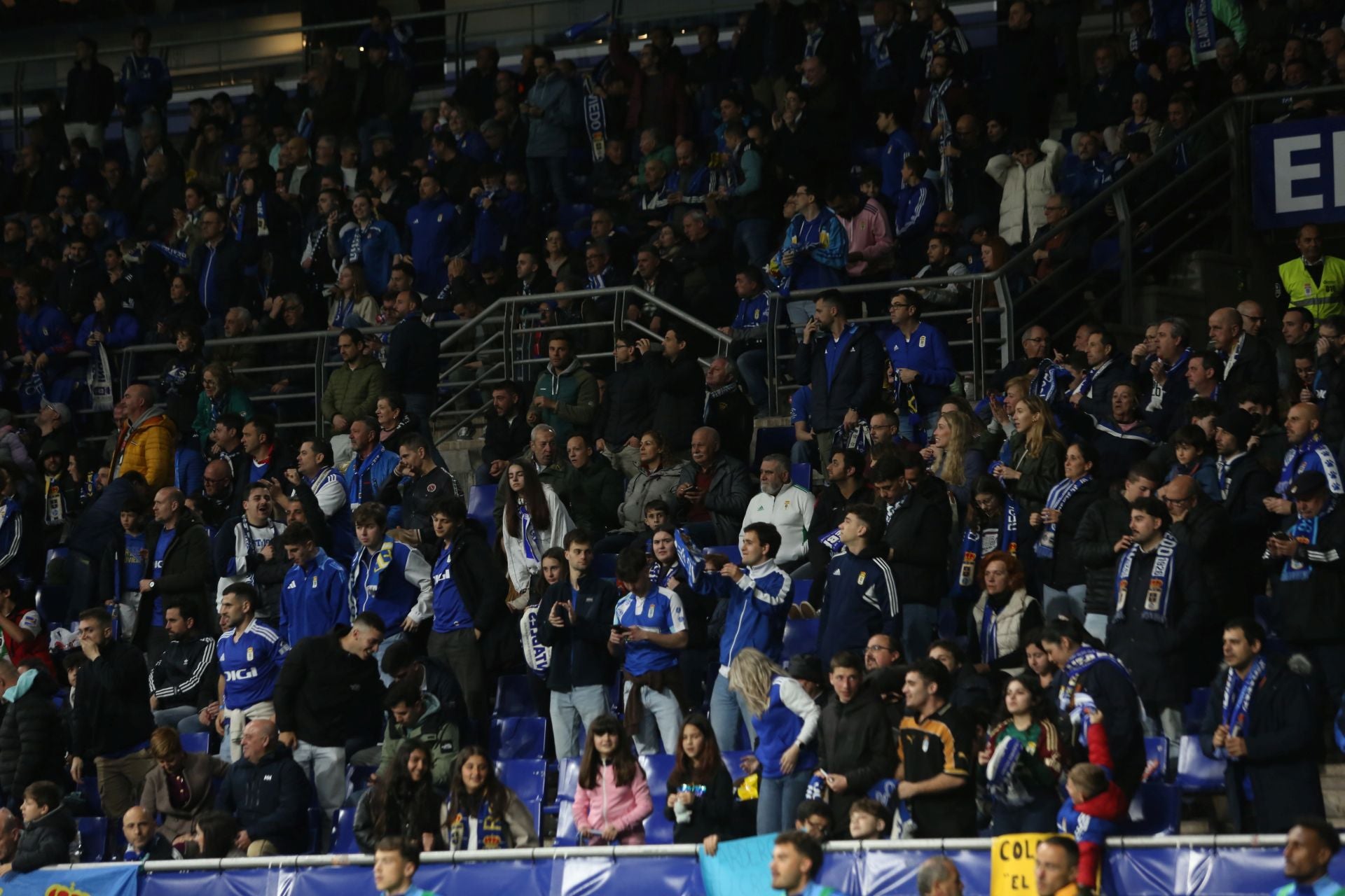 ¿Estuviste en el Real Oviedo-Racing de Ferrol? ¡Búscate en las fotos!