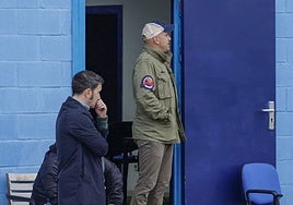 Rozada, sancionado, en el Suárez Puerta junto al presidente Diego Baeza.