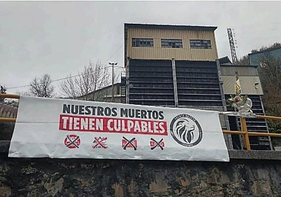 Pancarta colocada en la mañana del sábado en la mina de Cerredo donde murieron cinco mineros.