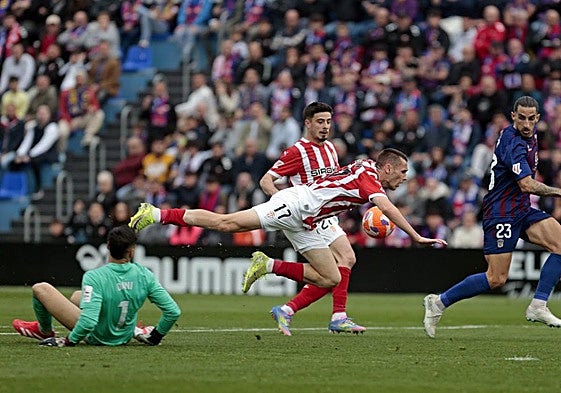 El futbolista rojiblanco Dubasin es derribado por el guardameta local Dani Martin, lo que fue sancionado como penalti.