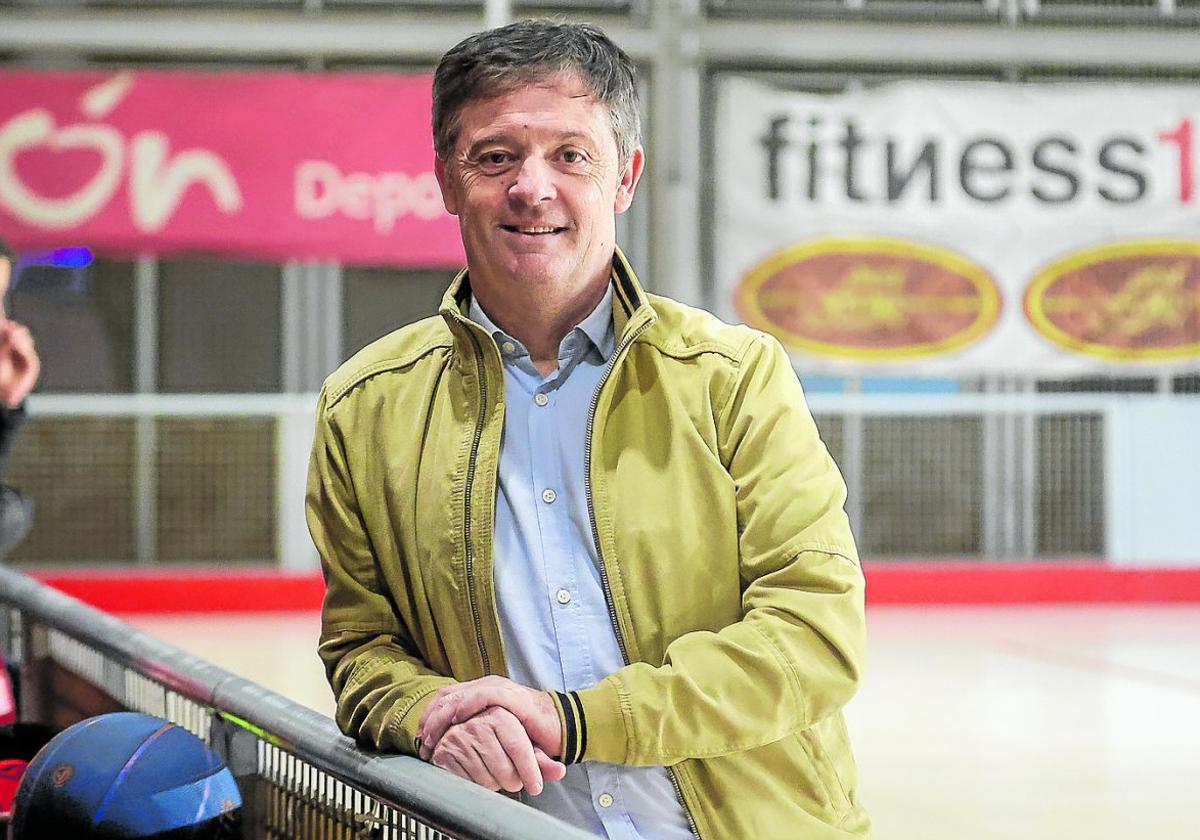 Fernando Sierra, director general del Telecable Hockey Club, en la pista de La Algodonera.
