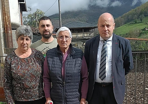 Carmen, con la muleta que necesita tras el ataque del oso, con su hija Mariluz, su nieto Lorenzo y su abogado, Juan Ramón Campo.