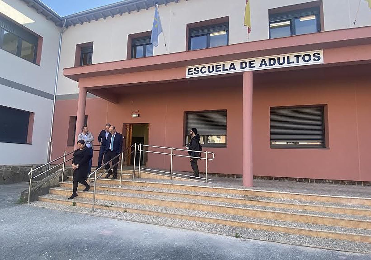 Las autoridades durante la visita al centro de adultos de Mieres