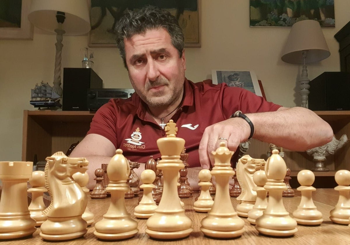 Avelino García, ante un tablero de ajedrez.
