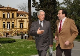 Mario Vargas Llosa, en Villa Magdalena (Oviedo), con el exdirector de la Fundación Príncipe de Asturias, Graciano García.