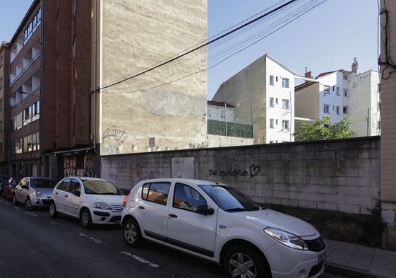 Solar en la calle Balbín, en Ceares, incluido entre las parcelas que el Plan Llave pondrá ya a la venta.