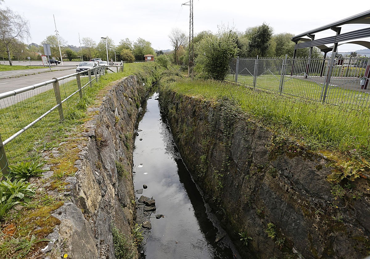 El río Pisón, a su paso junto al Palacio de Deportes de Gijón.