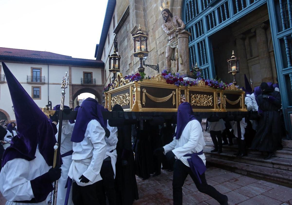 La imagen del Cristo Flagelado, a hombros.