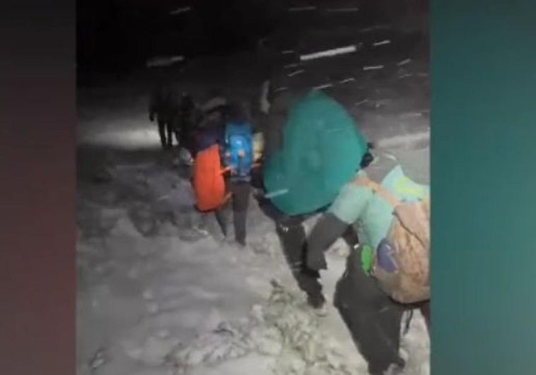 Los senderistas se dirigen hacia La Peral tras ser recatados.