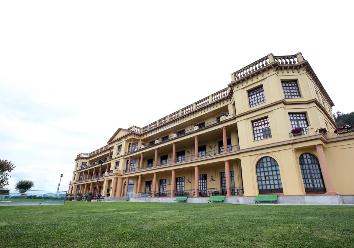 Edificio principal del Centro Asturiano, en el Naranco.