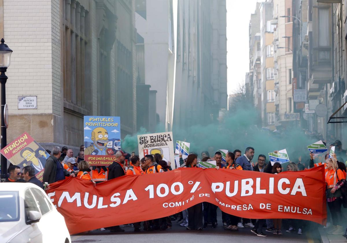 Así fue la protesta de los trabajadores de Emulsa contra la externalización de dos servicios