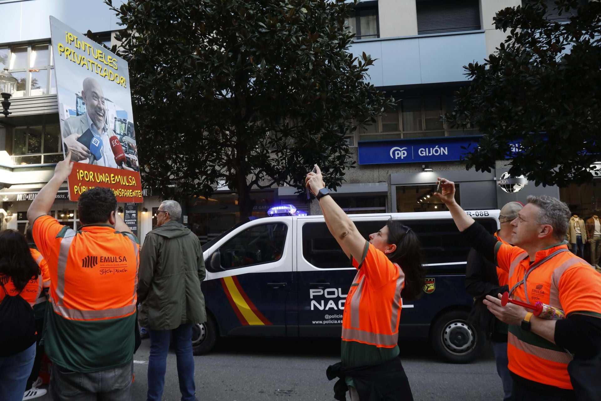 Así fue la protesta de los trabajadores de Emulsa contra la externalización de dos servicios