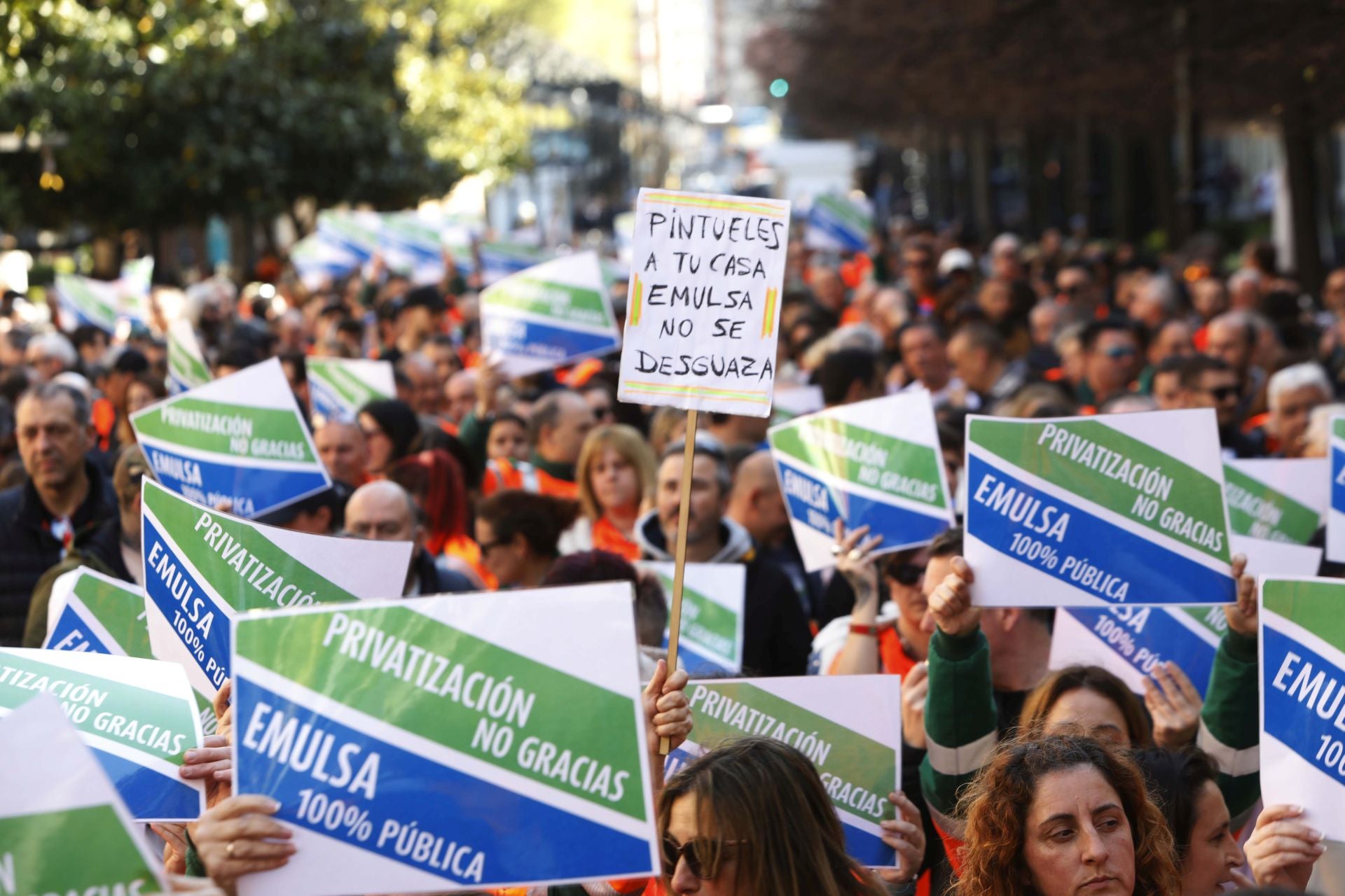 Así fue la protesta de los trabajadores de Emulsa contra la externalización de dos servicios