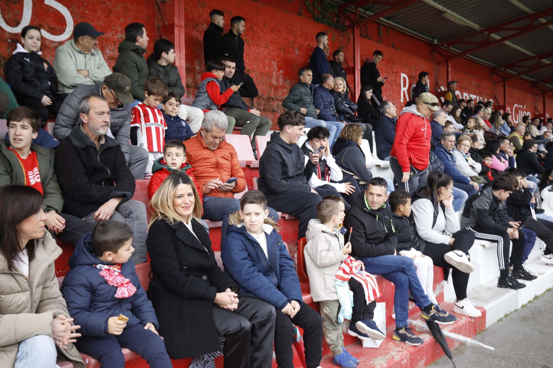 Furor en Mareo por el Sporting: entrenamiento con público y muchos autógrafos