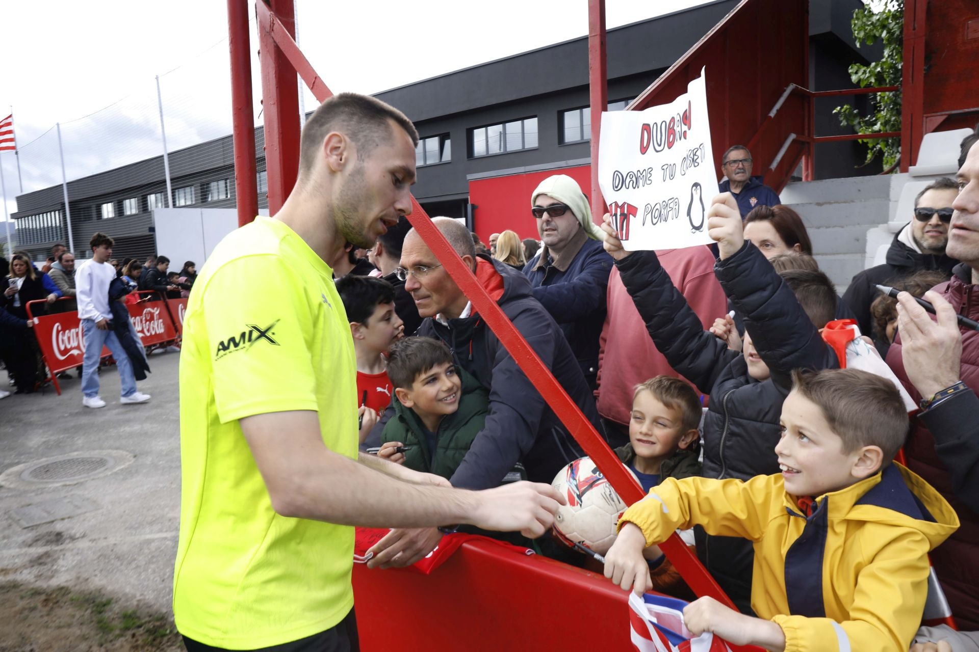 Furor en Mareo por el Sporting: entrenamiento con público y muchos autógrafos