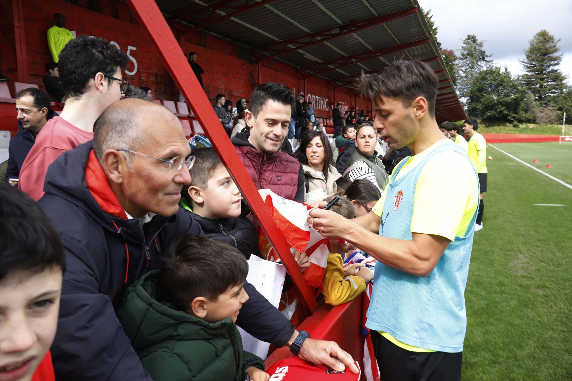 Furor en Mareo por el Sporting: entrenamiento con público y muchos autógrafos
