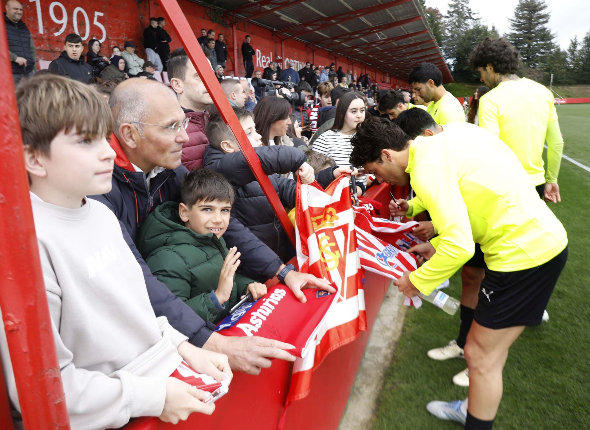 Furor en Mareo por el Sporting: entrenamiento con público y muchos autógrafos