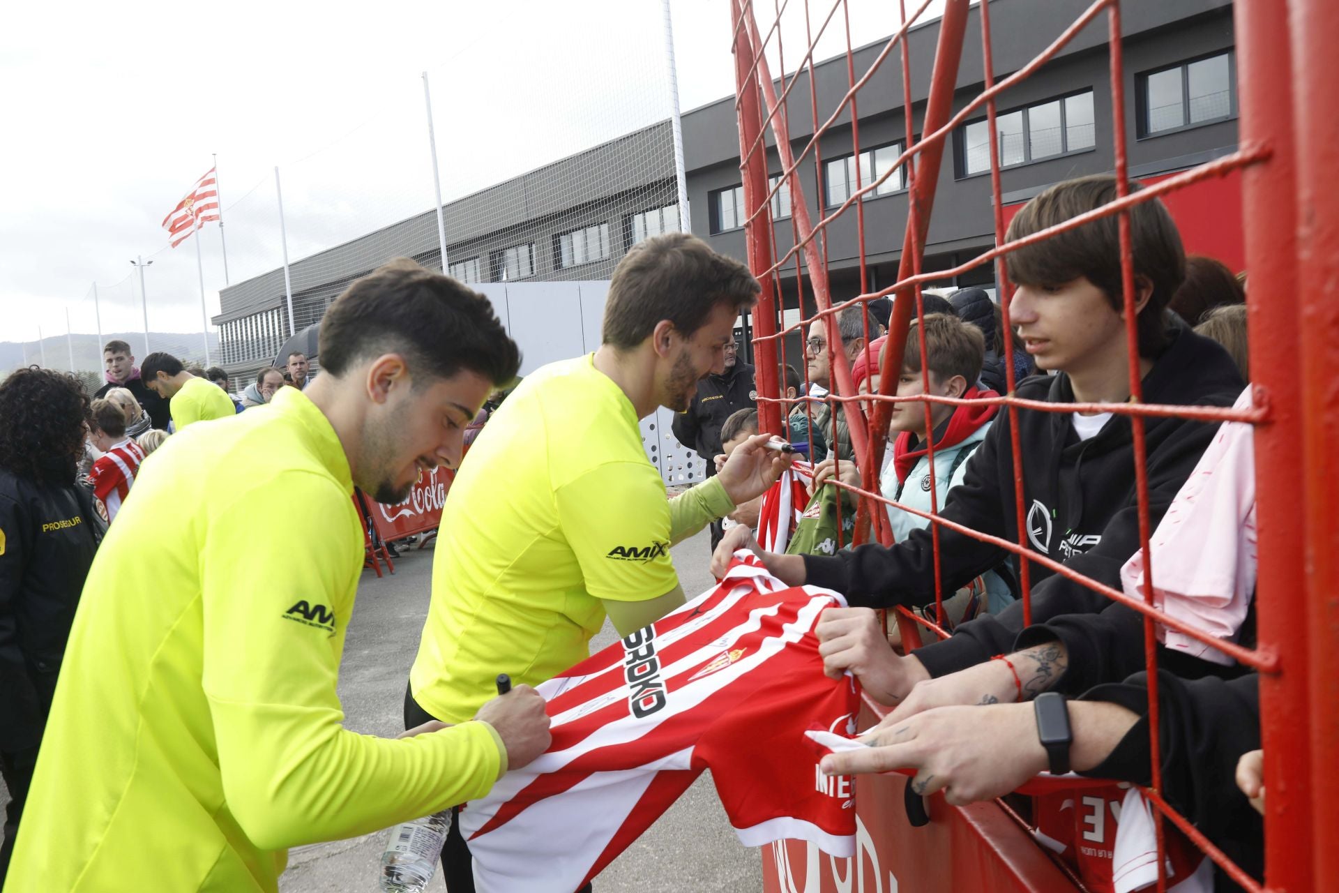 Furor en Mareo por el Sporting: entrenamiento con público y muchos autógrafos