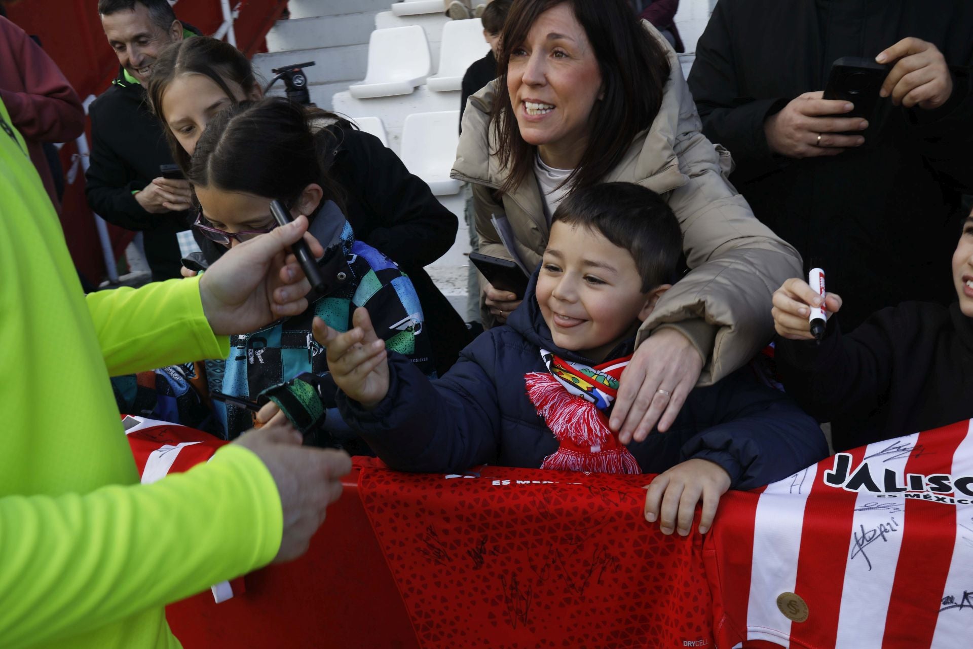Furor en Mareo por el Sporting: entrenamiento con público y muchos autógrafos