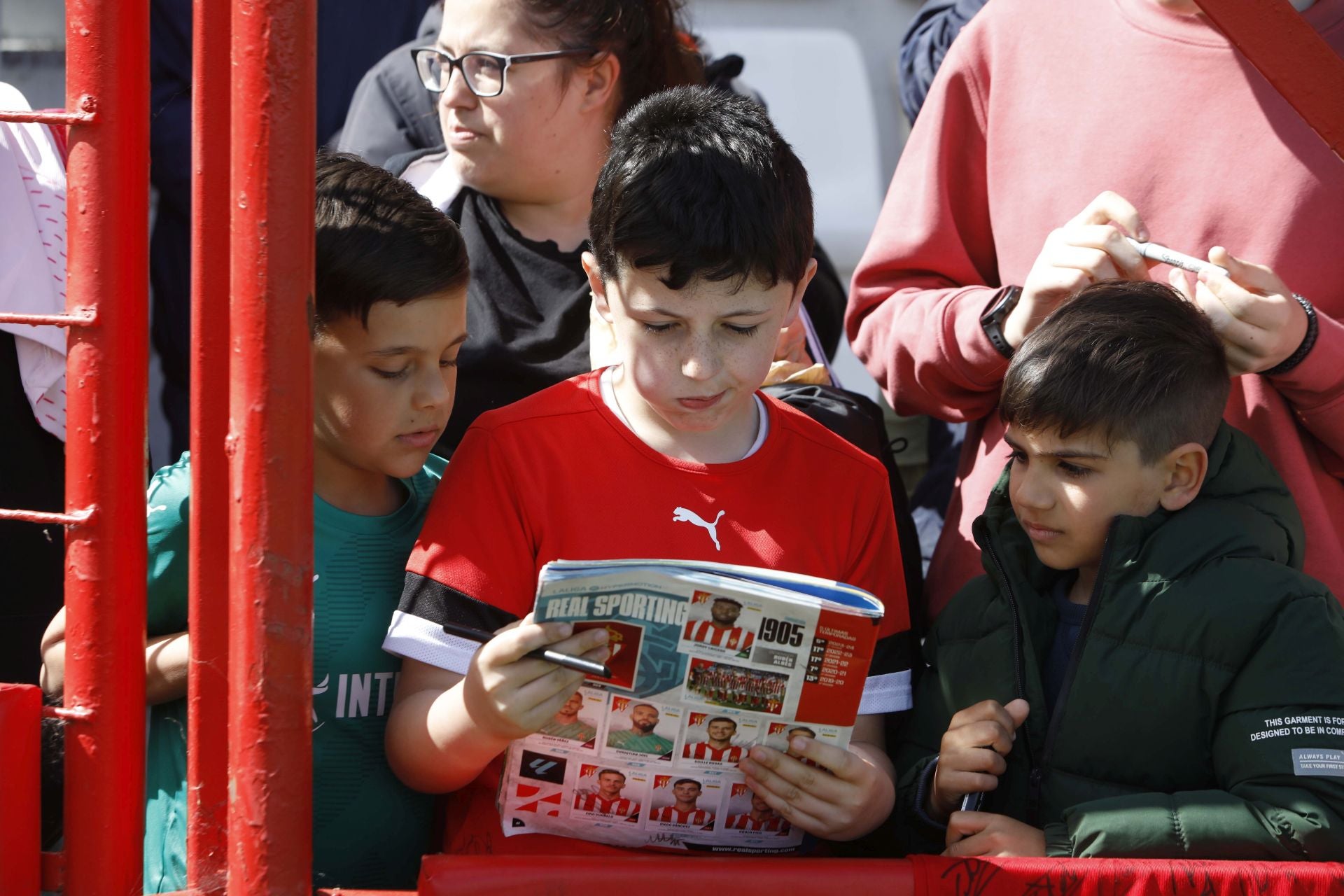 Furor en Mareo por el Sporting: entrenamiento con público y muchos autógrafos