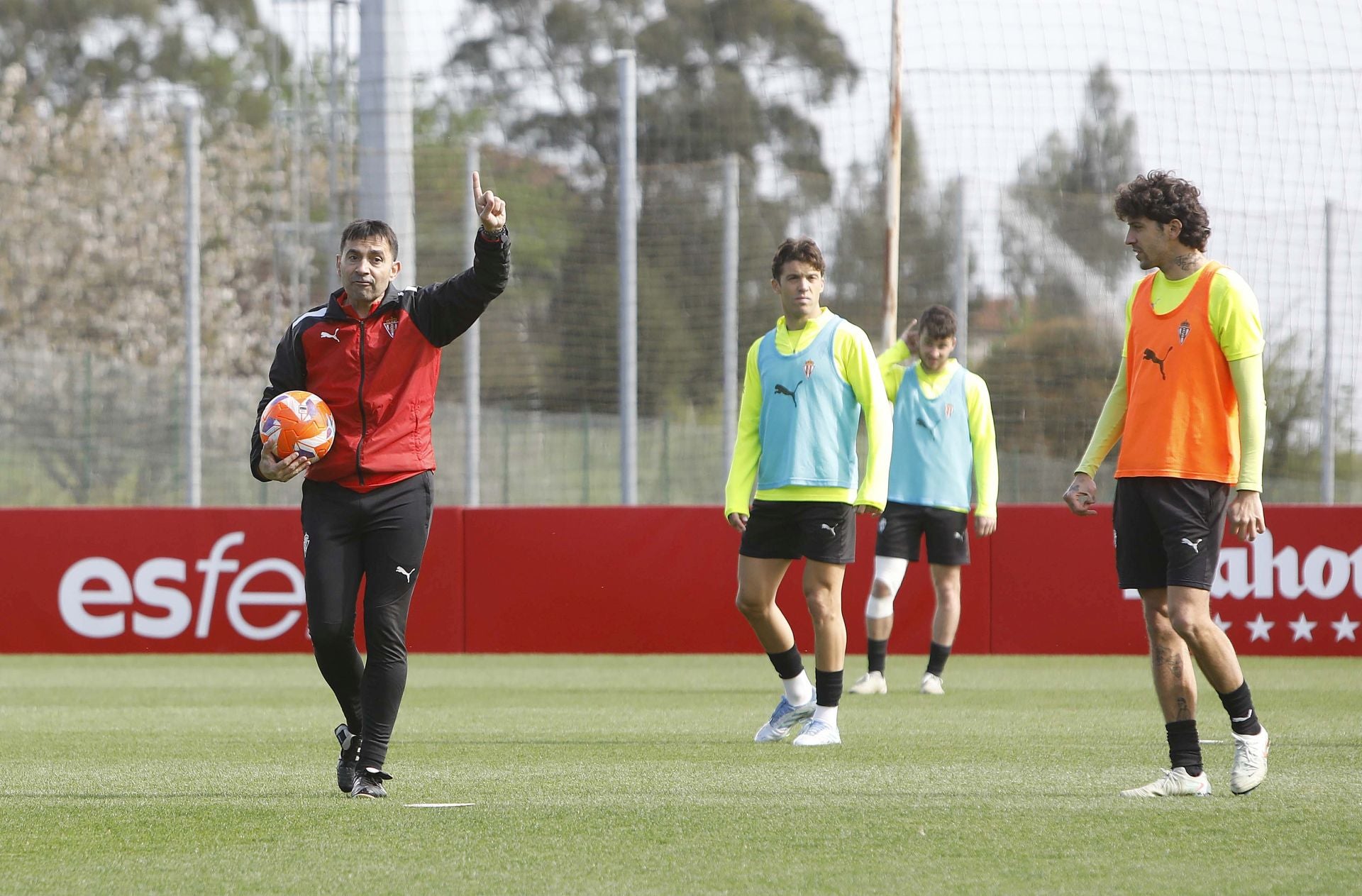 Furor en Mareo por el Sporting: entrenamiento con público y muchos autógrafos