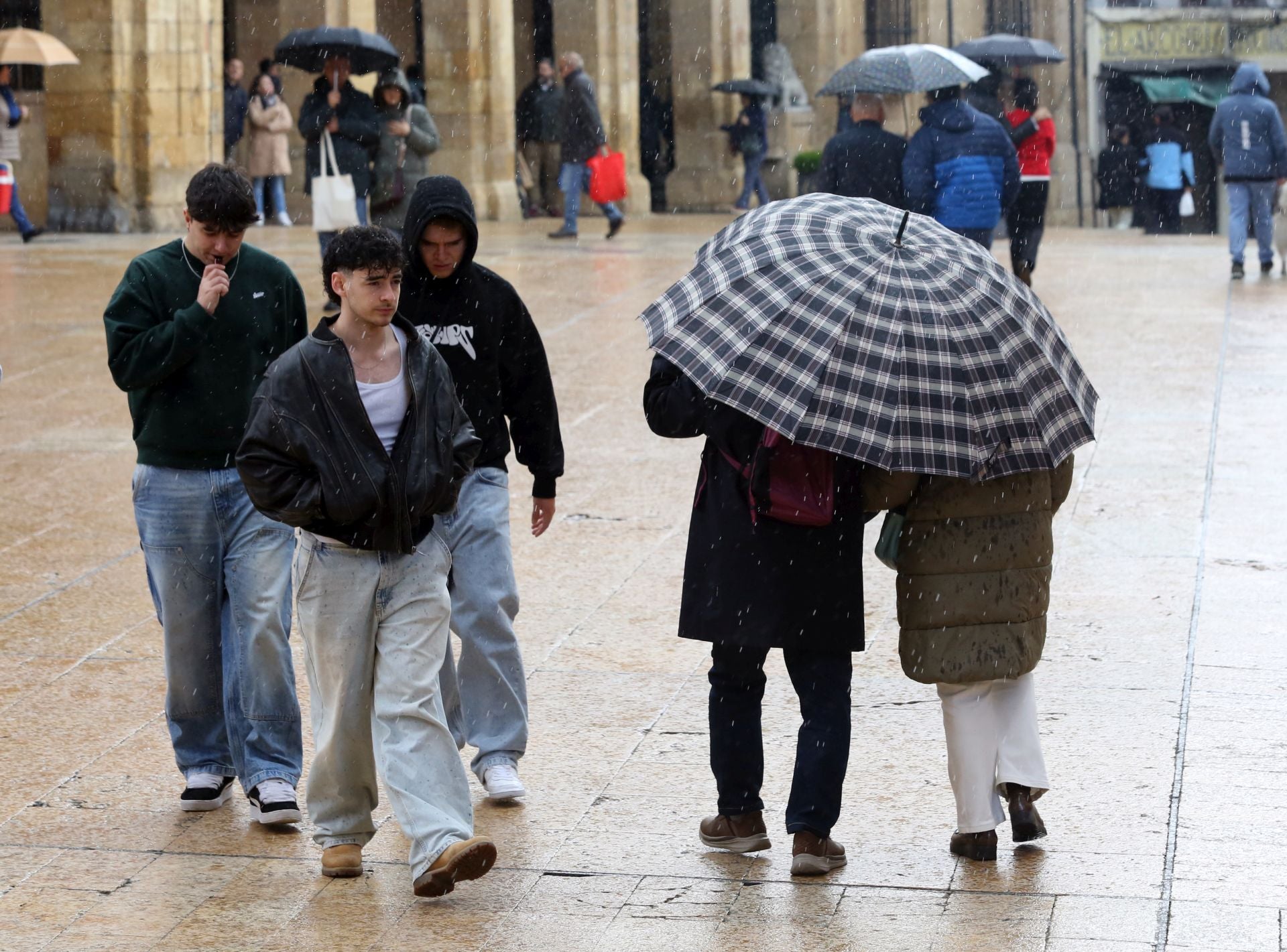 Breve pero intensa granizada en Oviedo