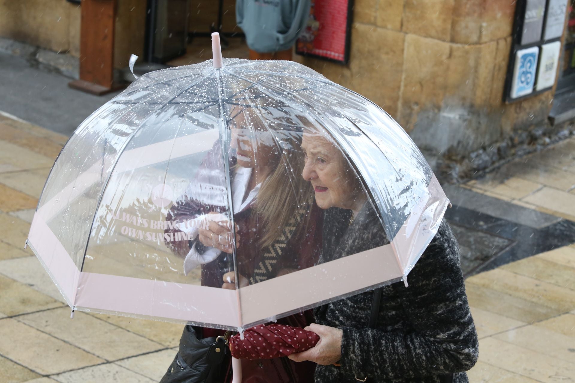 Breve pero intensa granizada en Oviedo