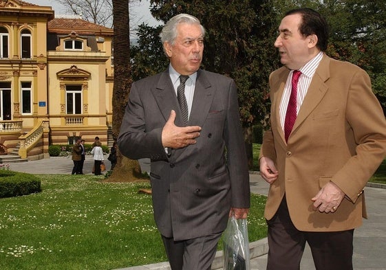 El escritor Mario Vargas Llosa, en un paseo por Villa Magdalena con Graciano García, fundador y promotor de la entonces Fundación Príncipe de Asturias.