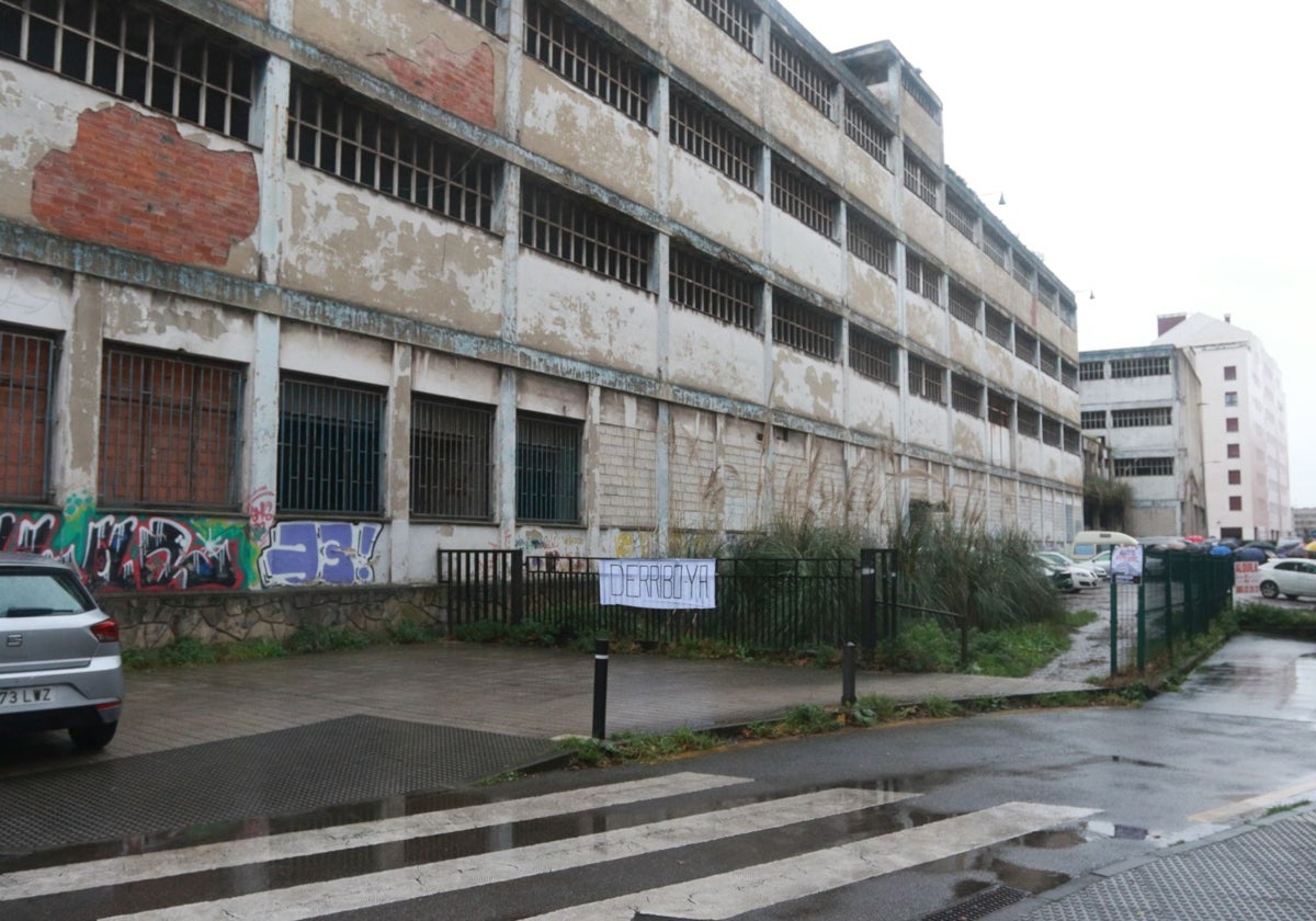 La nave abandonada de Flex en Gijón ya tiene quién la tire