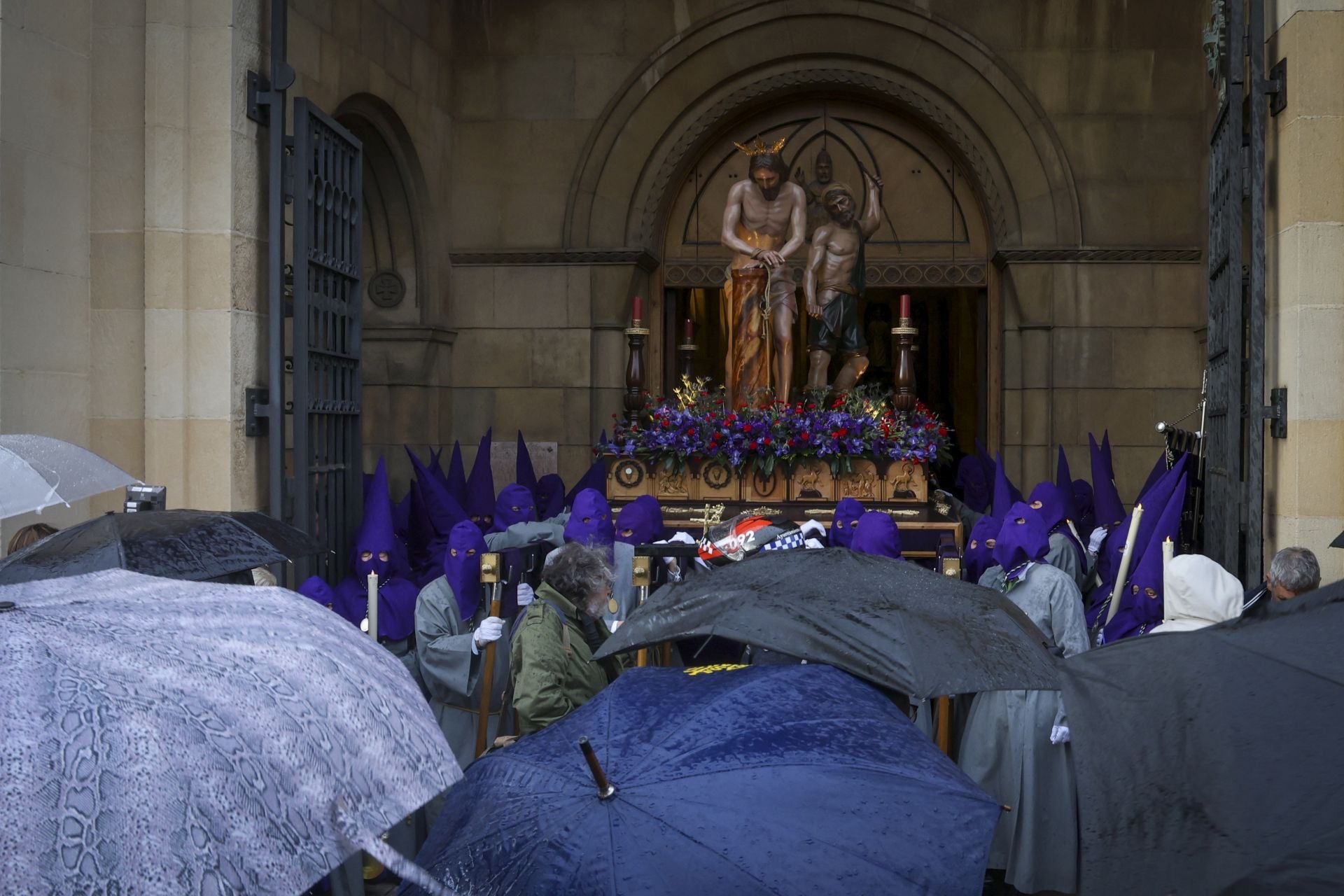La lluvia obliga a cancelar la procesión del Silencio en Gijón