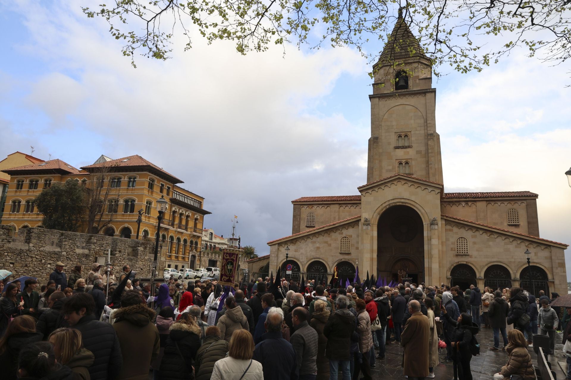 La lluvia obliga a cancelar la procesión del Silencio en Gijón