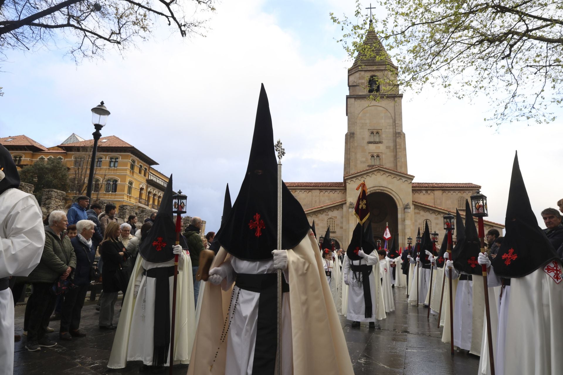 La lluvia obliga a cancelar la procesión del Silencio en Gijón