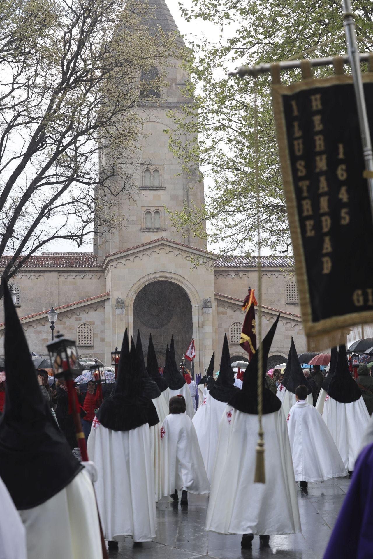 La lluvia obliga a cancelar la procesión del Silencio en Gijón