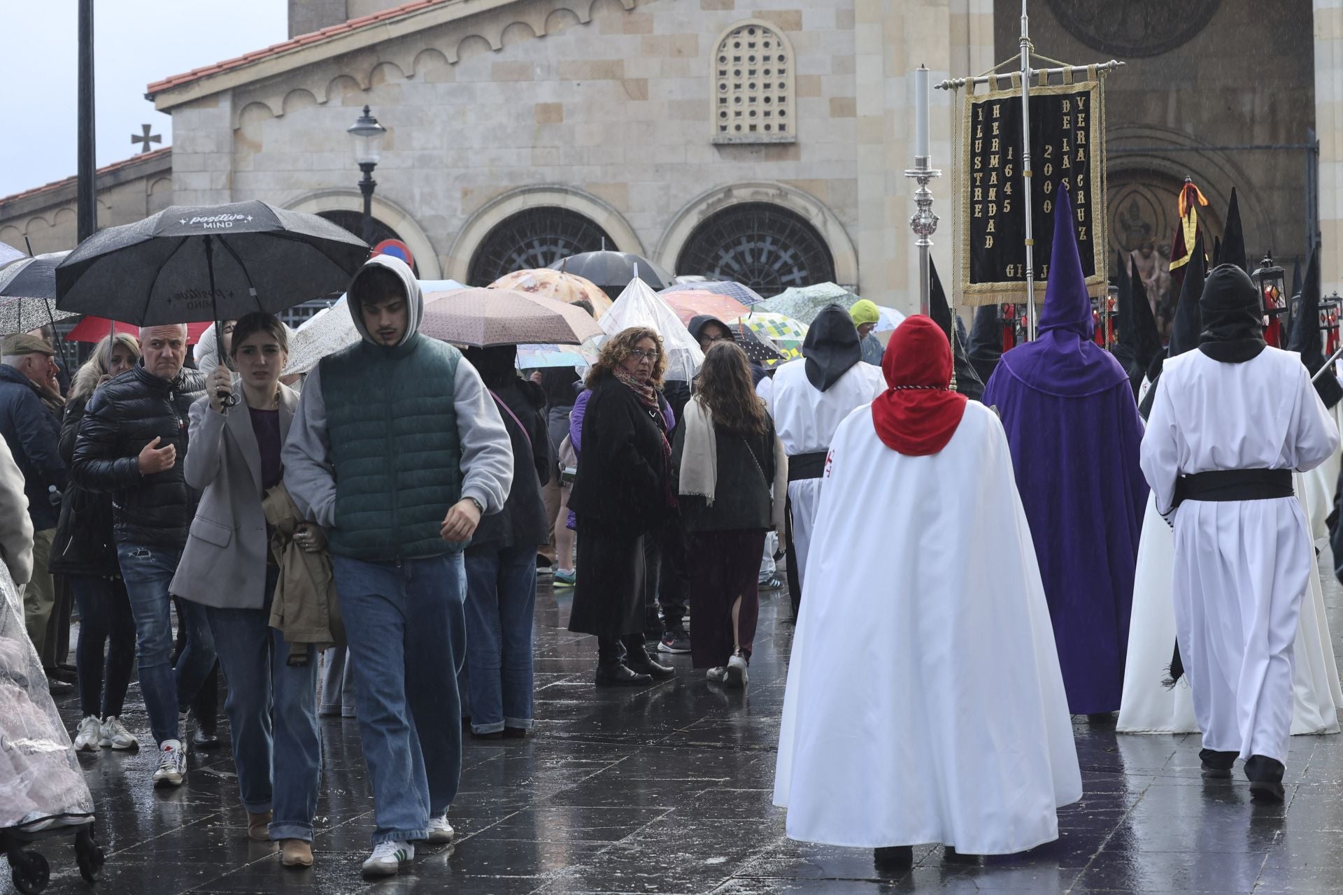 La lluvia obliga a cancelar la procesión del Silencio en Gijón