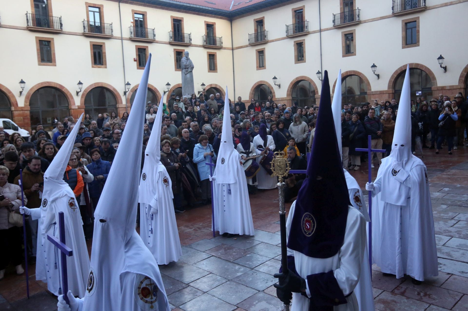 La procesión del Silencio se extiende por Oviedo