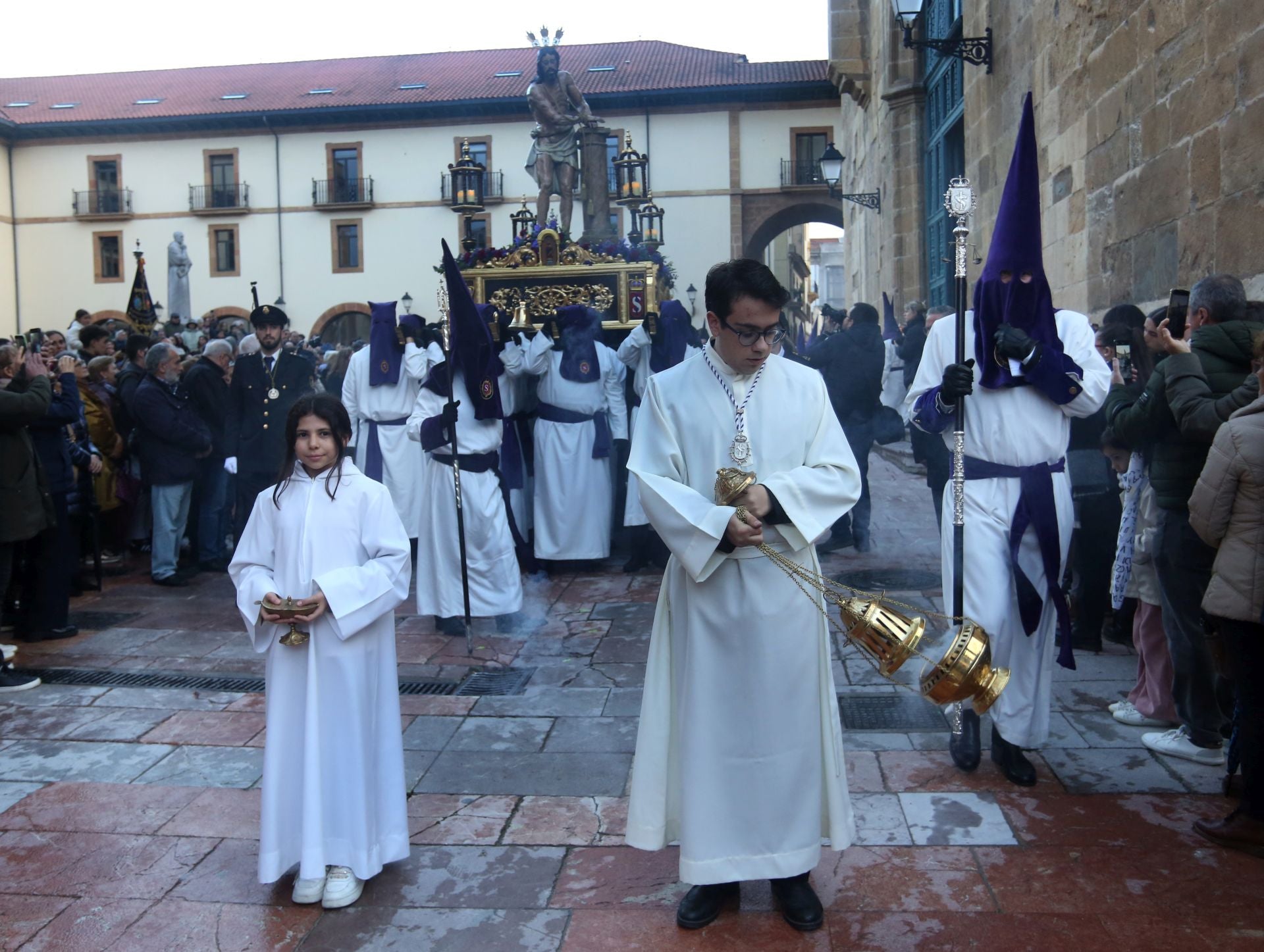 La procesión del Silencio se extiende por Oviedo