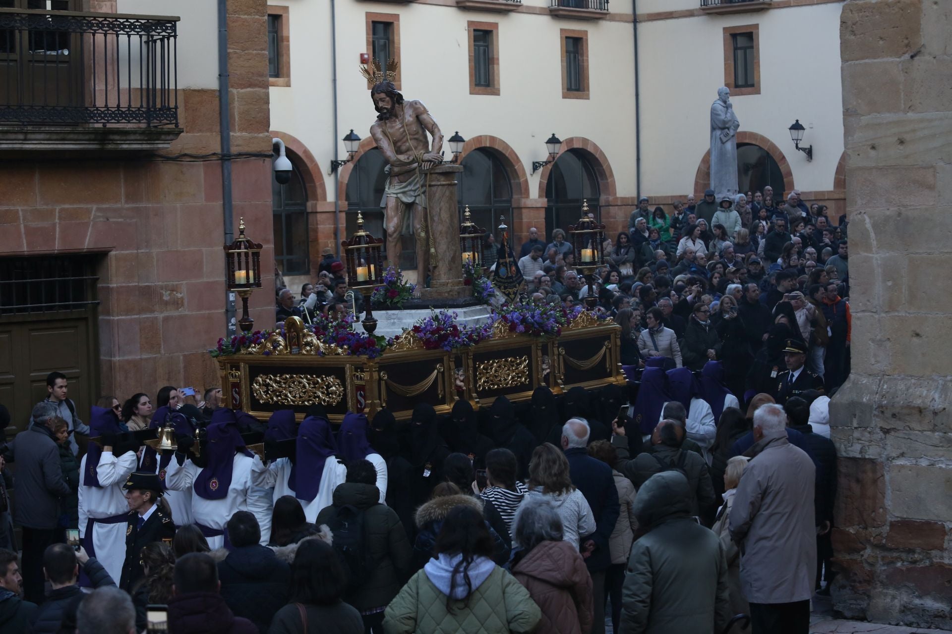 La procesión del Silencio se extiende por Oviedo