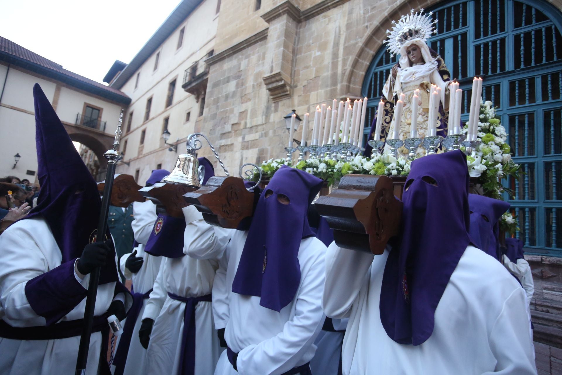 La procesión del Silencio se extiende por Oviedo