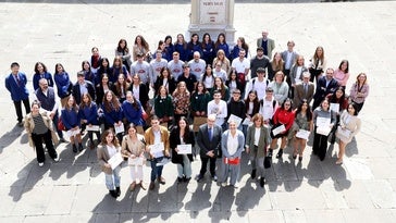Los alumnos de los diez proyectos finalistas, con organizadores, patrocinadores y colaboradores en el patio del Edificio Histórico de la Universidad de Oviedo.