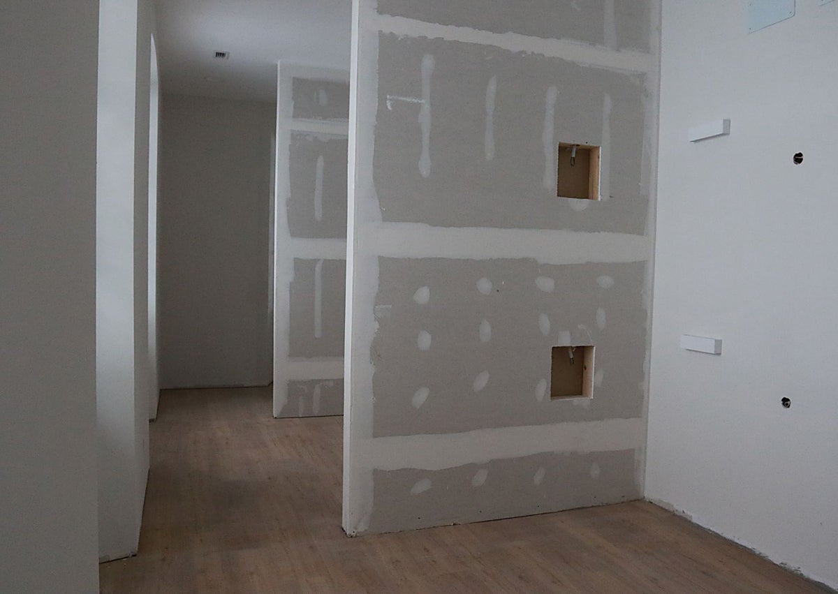 Imagen secundaria 1 - Detalle de algunas de las dependencias interiores, como las zonas de literas y los baños.